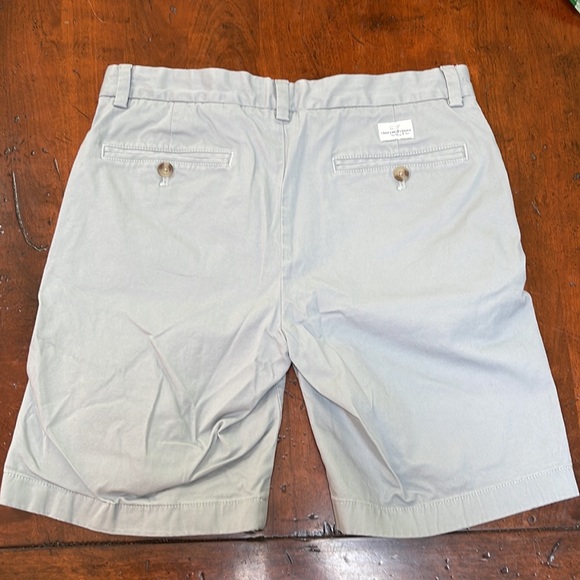 Vineyard Vines Men’s Shorts - Picture 2 of 3
